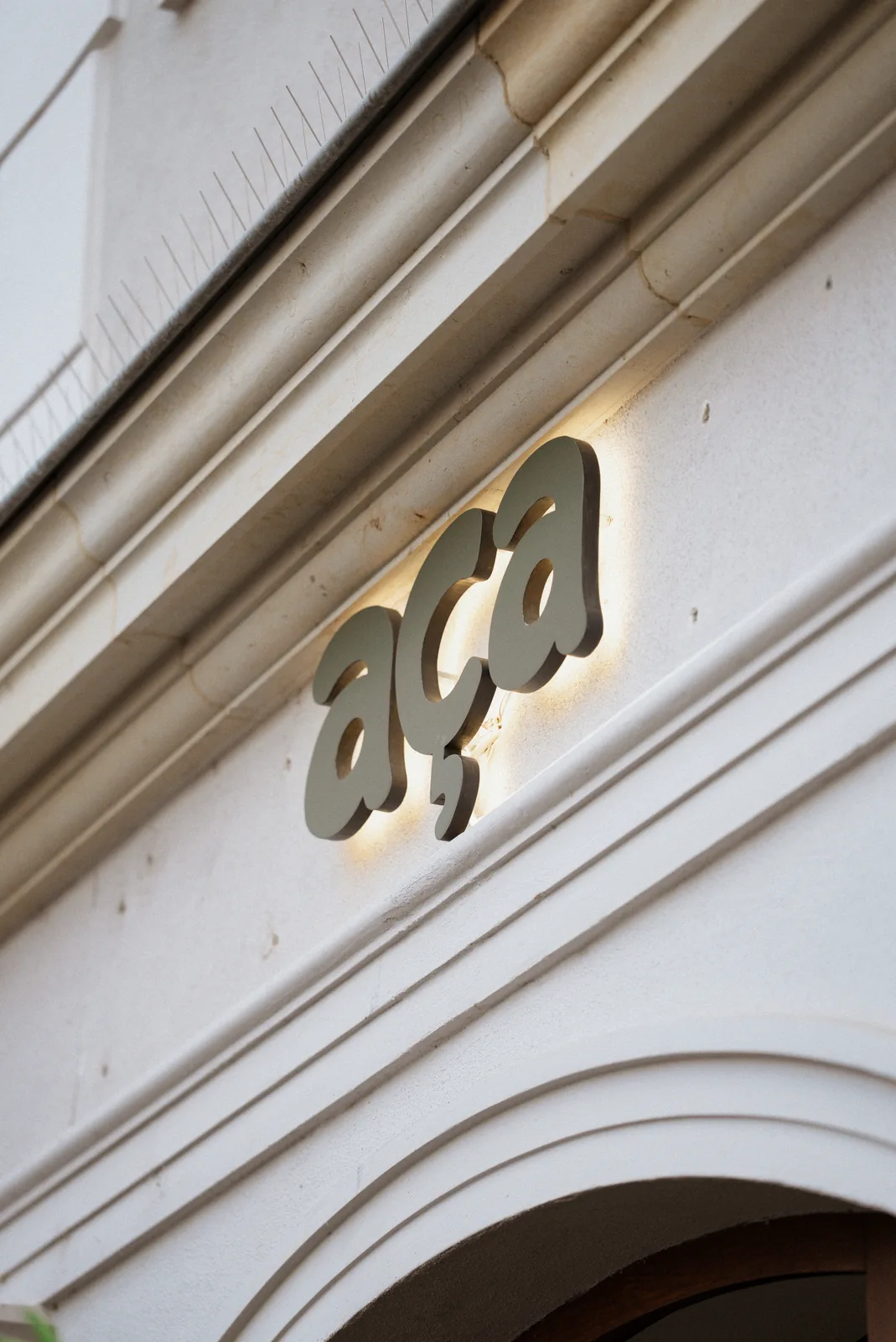 Die Fassade am Jüdenhof 10 mit dem aça Schriftzug über dem Eingang
