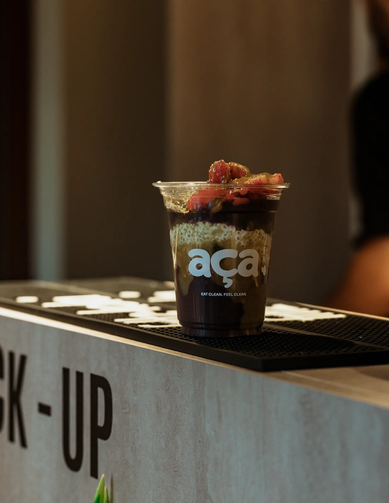 Fertige Açaí Bowl im Becher auf der Pick-up-Theke